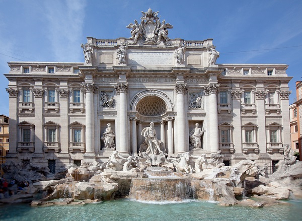 De Trevi fontein in Rome met watervallen en grote witte beelden