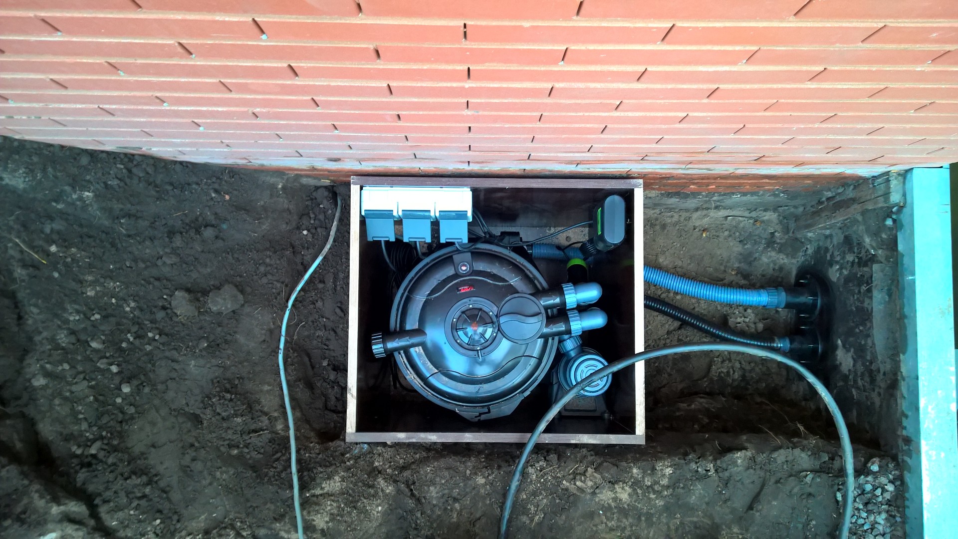 pomp en filtersysteem van Sera zijn ondergronds geplaatst